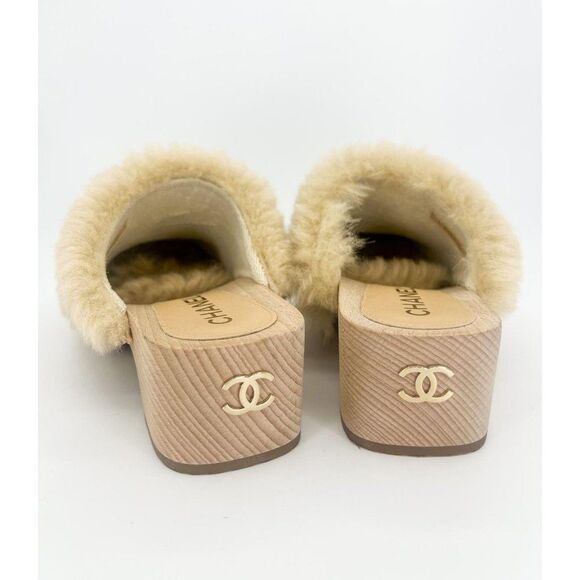 CHANEL 2022 Beige SHEARLING LAMBSKIN CC Logo Fuzzy Low Heel Clogs Size E… - Picture 7 of 15